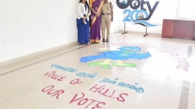 உதகமண்டலம்: உதகை கூடுதல் ஆட்சியர் அலுவலகத்தில், மலைகளின் குரல் நமது வாக்கு என்ற மையக் கருத்தினை வைத்து விழிப்புணர்வு