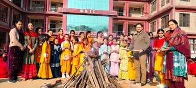 माउंट मौर्या इंटरनेशनल स्कूल जोगिंदर नगर में धूमधाम के साथ मनाया गया
लोहड़ी का पर्व
जोगिंदर नगर/उमेश कुमार।
माउंट मौर्...