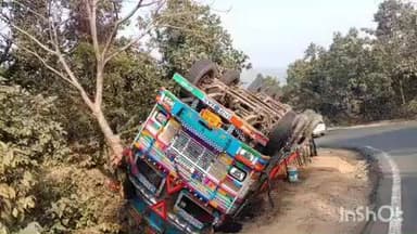 चकाई: चिरन पुल के पास तीखे मोड़ पर अनियंत्रित होकर पलटा धान लदा ट्रक, चालक बाल-बाल बचा