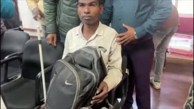 खुडैल: दिव्यांग ने जनसुनवाई में कलेक्टर को धन्यवाद दिया, कलेक्टर ने सभी अधिकारियों को सौंपे कैलेंडर