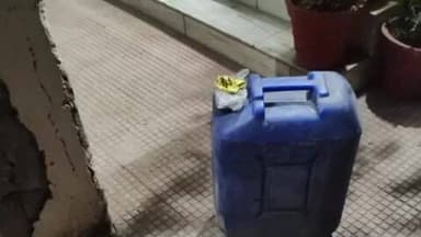 शिवसागर: बड्डी थाने की पुलिस ने छापेमारी के दौरान बसंप्ति जंगल से 30 लीटर देशी महुआ शराब बरामद की, तस्कर फरार