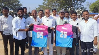భూపాలపల్లి: క్రీడాకారులకు టీషర్టులను అందించిన మాజీ ఎమ్మెల్యే గండ్ర వెంకట రమణారెడ్డి