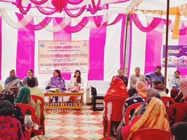 बांसी: करही गांव में उड़ान संकुल संघ के सदस्यों के साथ मंडलायुक्त और डीएम की पत्नी ने बैठक की, दी तमाम जरूरी जानकारी