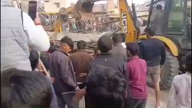 नौगांव: नौगांव में तोरण द्वार हादसे पर कलेक्टर की कार्रवाई, सीएमओ व इंजीनियर निलंबित, ठेकेदार पर एफआईआर का आदेश