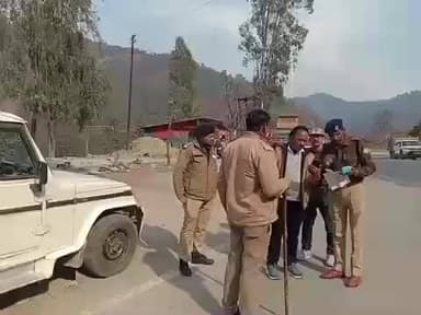 सतपुली: थानाध्यक्ष सतपुली पंकज कुमार ने NH534 सतपुली पौड़ी पर 10 वाहन चालकों के चालान किए, 5500 रुपये का राजस्व वसूला