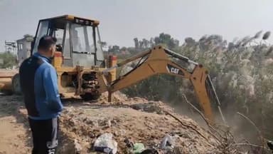 सूरतगढ़: फोरलेन रोड पर मलबे के ढेर से पाइपलाइन लीक, पेयजल आपूर्ति बाधित, 5 दिन से 7 वार्ड प्रभावित