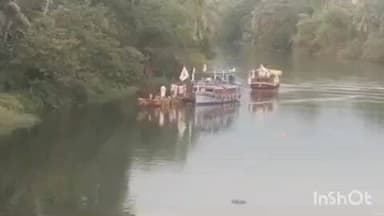 കാർത്തികപ്പള്ളി: സി ബി എൽ ട്രോഫിയുമായി വീയപുരത്ത് എത്തിയ വീയപുരം ചുണ്ടനും വില്ലേജ് ബോട്ട് ക്ലബ്ബിനും വീയപുരത്ത് സ്വീകരണം നൽകി