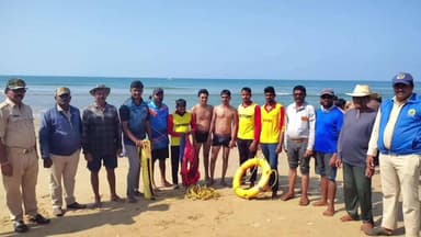 ಕುಮಟಾ: ಗೋಕರ್ಣದ ಕಡಲತೀರದಲ್ಲಿ ಸಮುದ್ರದ ಅಲೆಗೆ ಸಿಲುಕಿದ ಪ್ರವಾಸಿಗರ ಜೀವ ರಕ್ಷಣೆ