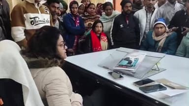 मुज़फ्फरनगर: नगर क्षेत्र में पेयजल संकट, वार्ड 20 के निवासियों ने नगर पालिका का किया घेराव, बोले- गंदे और बदबूदार पानी से है परेशानी