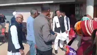 भंडरिया: चलो गांव की ओर अभियान में कांग्रेस नेता लक्ष्मीनारायण तिवारी ने भंडरिया में कंबल बांटे, केंद्र सरकार पर साधा निशाना