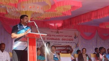 ವಿಜಯಪುರ: ನಗರದ ಜಿ.ಪಂ ಕ್ರೀಡಾಂಗಣದಲ್ಲಿ ಸಮಾರೋಪ ಸಮಾರಂಭದಲ್ಲಿ ಪಾಲ್ಗೊಂಡ ಅಧಿಕಾರಿಗಳು