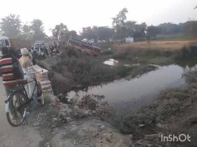 मेहदावल: झूडीया पुल के पास अनियंत्रित होकर बस पलटी, बाल-बाल बचे यात्री, बड़ा हादसा टला