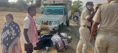 ନୂଆପଡା: ବିଜେପୁର ଗ୍ରାମ ନିକଟରେ ସ୍କୁଟିକୁ ଧକ୍କା ଦେଲା ପିକଅପ ଭ୍ୟାନ, ୪ ଜଣ ଆହତ