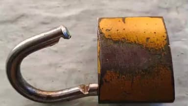 రాయదుర్గం: పట్టణంలోని కుమ్మరగుండు వీధిలో తాళం పగులగొట్టి బీరువాలోని నగదు నగరు చోరీ చేసిన దుండగులు