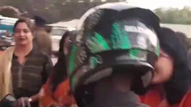 जशपुर: कम्युनिटी पुलिसिंग के तहत सजल ग्रुप महिला समूह की पहल, हेलमेट पहनने वालों को किया गया सम्मान