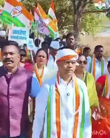 लोहंडीगुडा: ग्राम टांडपाल में पीसीसी चीफ दीपक बैज के नेतृत्व में मनरेगा बचाओ संग्राम के तहत पदयात्रा का आयोजन