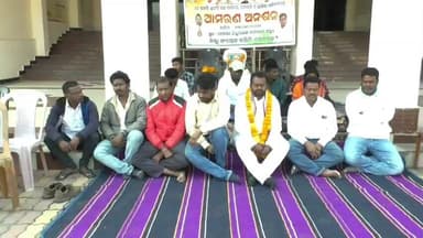 ଦେବଗଡ: ଜିଲ୍ଲାରେ ଧାନ ବିକ୍ରୀ ଅବ୍ୟବସ୍ଥା ନେଇ ଜିଲ୍ଲାପାଳଙ୍କ କାର୍ଯ୍ୟାଳୟ ସମ୍ମୁଖରେ ଜିଲ୍ଲା କଂଗ୍ରେସ ସଭାପତିଙ୍କ ଆମରଣ ଅନଶନ