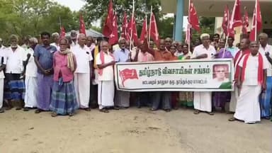 எட்டயபுரம்: எட்டையாபுரம் தாலுகா அலுவலகம் முன்பு மழையால் பாதிக்கப்பட்ட பயிர்களுக்கு இன்சூரன்ஸ் வழங்க கோரி விவசாயிகள் ஆர்ப்பாட்டம்