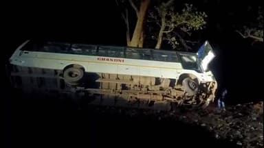 पत्थलगांव: सन्ना में शराबी चालक की लापरवाही से चांदनी बस पलटी, बड़ा हादसा टल गया