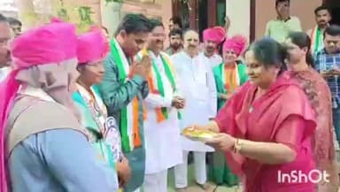 लातूर: आई-वडिलांच्या आशीर्वादाने राष्ट्रवादीच्या प्रचाराला सुरुवात,माजी महापौर विक्रांत गोजमगुंडेंची घड्याळ चिन्हासह पदयात्रा