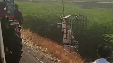 ಅಥಣಿ: ಸವದಿ ಗ್ರಾಮದಲ್ಲಿ ಚಾಲಕನ ನಿಯಂತ್ರಣ ತಪ್ಪಿ ಹಳ್ಳಕ್ಕೆ ಬಿದ್ದ ಟಾಟಾ ಎಸಿ ವಾಹನ