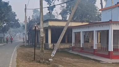 जलालगढ़: बिजली का टूटा हुआ पोल राहगीरों के लिए बना खतरा