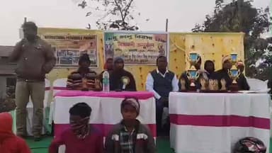 বিনপুর ২: জরমহুলে আয়োজিত ফুটবল প্রতিযোগিতার ফাইনাল খেলা ও পুরস্কার বিতরণী সভায় উপস্থিত বিনপুর 2 পঞ্চায়েত সমিতির সভাপতি