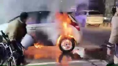 हरिद्वार: चंद्राचार्य चौक के पास लोहड़ी के कार्यक्रम में अचानक कार में आग लगने से मची अफरा-तफरी, ट्रैफिक कर्मियों ने दिखाया साहस