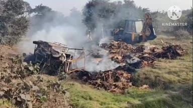 নিতুড়িয়া: আগুন লেগে ভস্মীভূত খড় বোঝাই গাড়ি নিতুড়িয়ার মূর্গাবনীতে,ঘটনাস্থলে দমদম পৌঁছে আগুন নিভিয়ে ফেলে,ঘটনায় চাঞ্চল্য ছড়ায়