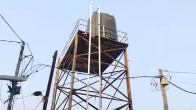 बिंद: ईश्वचक गांव में जर्जर पानी टंकी का टावर, हादसे की आशंका