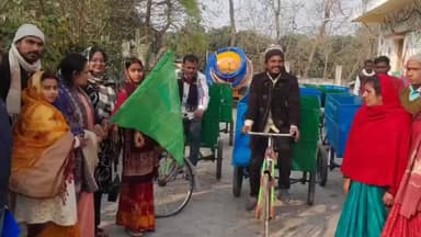 मेहसी: स्वस्थ्य एवं स्वच्छता के लिए नगर पंचायत मेहसी में 20 नए ठेलों को नगर पंचायत भवन से हरी झंडी दिखा रवाना किया गया