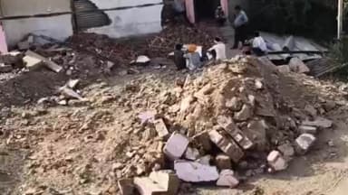 जहाज़पुर: शक्करगढ़ में अतिक्रमण बताकर इंदिरा रसोई तोड़ी गई, उसी जमीन पर निजी चबूतरे को बताया गया सार्वजनिक