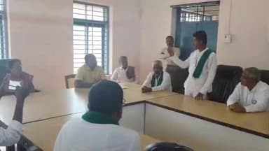 ಅಥಣಿ: ಮೆಕ್ಕೆಜೋಳ ಬೆಳೆಗೆ 2400 ಬೆಂಬಲ ಬೆಲೆ ನಿಗದಿ ಆಗಲೇಬೇಕು: ಪಟ್ಟಣದಲ್ಲಿ ರೈತರ ಆಗ್ರಹ