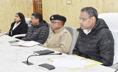 चमोली: चारधाम यात्रा 2026 की तैयारियों को लेकर जिलाधिकारी ने की समीक्षा बैठक, यात्रा को सुरक्षित बनाने के दिए निर्देश