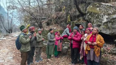 जोशीमठ: नंदादेवी राष्ट्रीय पार्क के वेबस अधिकारी कर्मचारी बडग्वाल देवता की शरण में, पूजा अर्चना कर बारिश के लिए मांगी मनौती