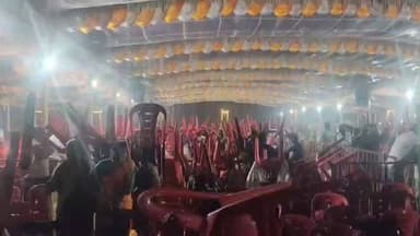 ಬೈಲಹೊಂಗಲ: ಸಂಗೋಳ್ಳಿ ಗ್ರಾಮದಲ್ಲಿ ನಡೆಯುತ್ತಿರುವ ರಾಯಣ್ಣ ಉತ್ಸವ ನೋಡಲು ಬಂದಿದ್ದ ಜನರು ಮಳೆರಾಯನ ಆರ್ಭಟದಿಂದ ಕಂಗಾಲು