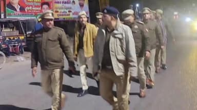 चरखारी: चरखारी कस्बे में अपराध नियंत्रण एवं शांति व्यवस्था के मद्देनजर सीओ ने पुलिस बल के साथ किया पैदल गस्त, आमजन से किया संवाद