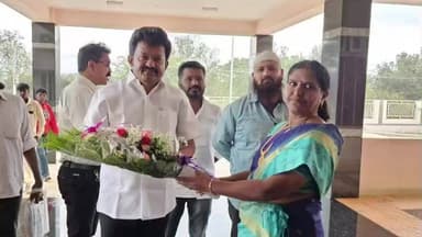 தேன்கனிகோட்டை: ஐடிஐ கல்லூரி மாணவர்களுக்கு தமிழக அரசின் விலையில்லா மடிக்கணினிகளை வழங்கிய தளி எம்எல்ஏ