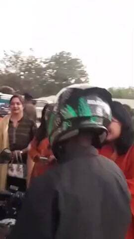 कुनकुरी: कम्युनिटी पुलिसिंग की मिसाल: सजल ग्रुप महिला समूह ने हेलमेट पहनने वालों को सम्मानित किया, सड़क सुरक्षा का दिया संदेश