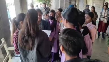 खंडवा नगर: सरकारी कन्या छात्रावास: खाने में इल्ली, गंदा पानी, शिकायत पर प्रताड़ना, छात्राएं पहुंची कलेक्ट्रेट