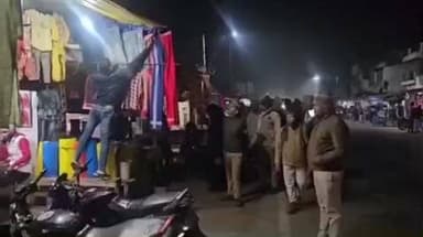 इकौना: गिलौला में अवैध अतिक्रमण के खिलाफ चला विशेष अभियान, हटाए गए अवैध ठेले, रेहड़ी और सड़क पर खड़े वाहन