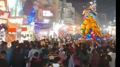 ખંભાત: ઉત્તરાયણની પૂર્વે 13મી જાન્યુઆરીના રાત્રિએ પતંગોના હરાજી બજારમાં પતંગ રસિયાઓની ભીડ ઉમટી