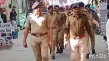 લુણાવાડા: લુણાવાડા શહેરમાં પોલીસ દ્વારા ફૂટ પેટ્રોલિંગ યોજવામાં આવ્યું તો ચેકિંગ હાથ ધરાયું