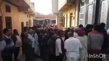 मावली: भटेवर में यूरिया खाद लेने के लिए किसानों की लगी कतारें, शांतिपूर्ण तरीके से किया गया वितरण