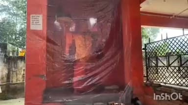 नगीना: नगीना क्षेत्र के गांव नंदपुर में हनुमान जी की मूर्ति की परिक्रमा कर रहे कुत्ते को देखने के लिए उमड़ी भीड़