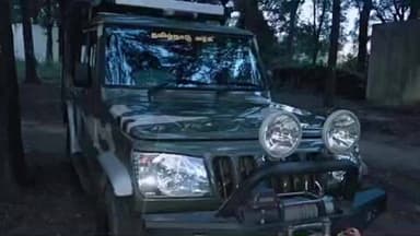 பேரணாம்பட்டு: பேர்ணாம்பட்டு சாரங்கள் வனப்பகுதியில் யானைத் தந்தத்தை விற்க முயன்ற மூன்று பேர் கைது இரண்டு யானை தந்தங்கள் பறிமுதல்