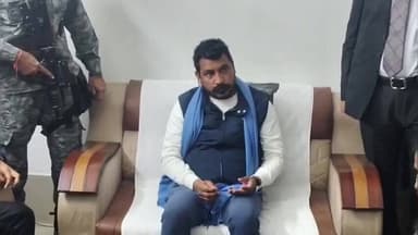 मुज़फ्फरनगर: सोनू कश्यप हत्याकांड पर सियासी घमासान, गेस्ट हाउस में दो घंटे रोककर पीड़ित परिवार से मिलने नहीं दिया चंद्रशेखर आजाद को