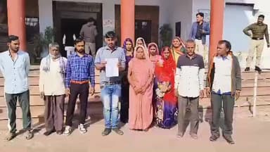 सोनकच्छ: पीपलरावा कंजर डेरे के लोगों ने कलेक्टर के समक्ष उठाया ज़मीन कब्ज़े का मुद्दा, पट्टे की ज़मीन हड़पने का आरोप