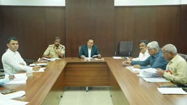 ಬಳ್ಳಾರಿ: ಜಿಲ್ಲಾ ಮಟ್ಟದ ರಸ್ತೆ ಸುರಕ್ಷತಾ ಸಮಿತಿ ಸಭೆಯಲ್ಲಿ ಡಿಸಿ ನಾಗೇಂದ್ರ ಪ್ರಸಾದ್,ಸೂಚನೆ ಸಾರ್ವಜನಿಕರಿಗೆ ಸಂಚಾರಿ ನಿಯಮ ಪಾಲಿಸಲು ಜಾಗೃತಿ ಮೂಡಿಸಿ