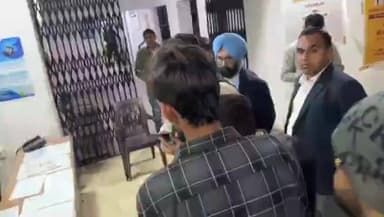 गिर्वा: अंबामाता थाने के कांस्टेबल पर भगवान श्रीकृष्ण पर अभद्र टिप्पणी का आरोप, BJP और हिंदू संगठनों का जोरदार प्रदर्शन